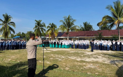 Upacara Bendera Gabungan MA dan MTs Raudhatul Jannah, Polsek Sebangau Ajak Pelajar Jadi Pelopor Tertib dan Disiplin